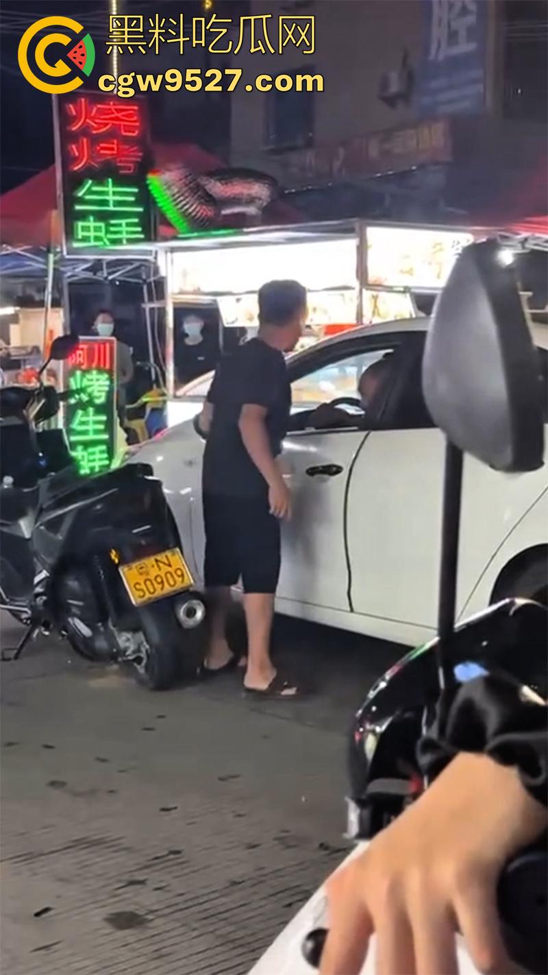 潮汕两男子打架，因车辆剐蹭疯狂对骂，下车互殴以为是王者，结果却是俩青铜，一顿出招未伤分毫！  第2张