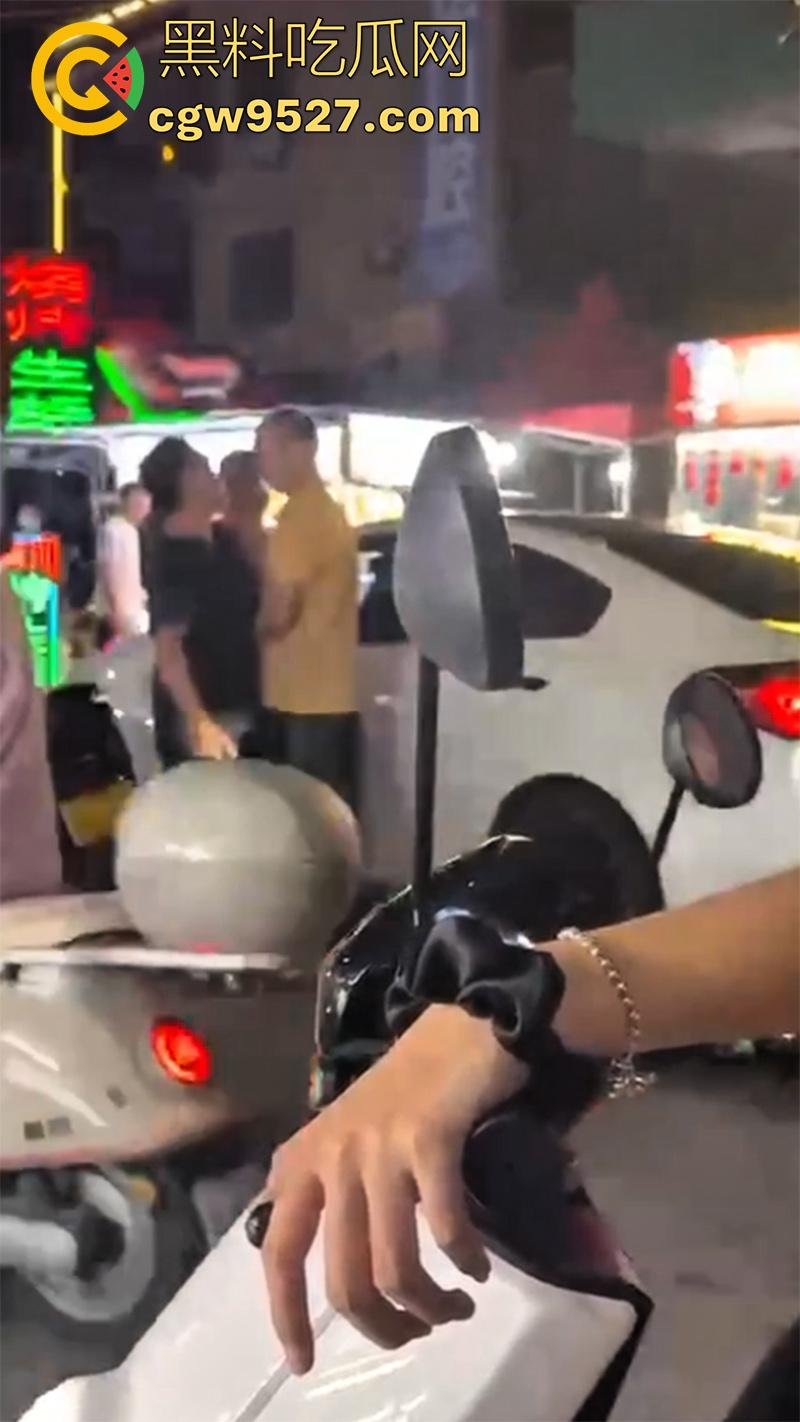 潮汕两男子打架，因车辆剐蹭疯狂对骂，下车互殴以为是王者，结果却是俩青铜，一顿出招未伤分毫！  第3张