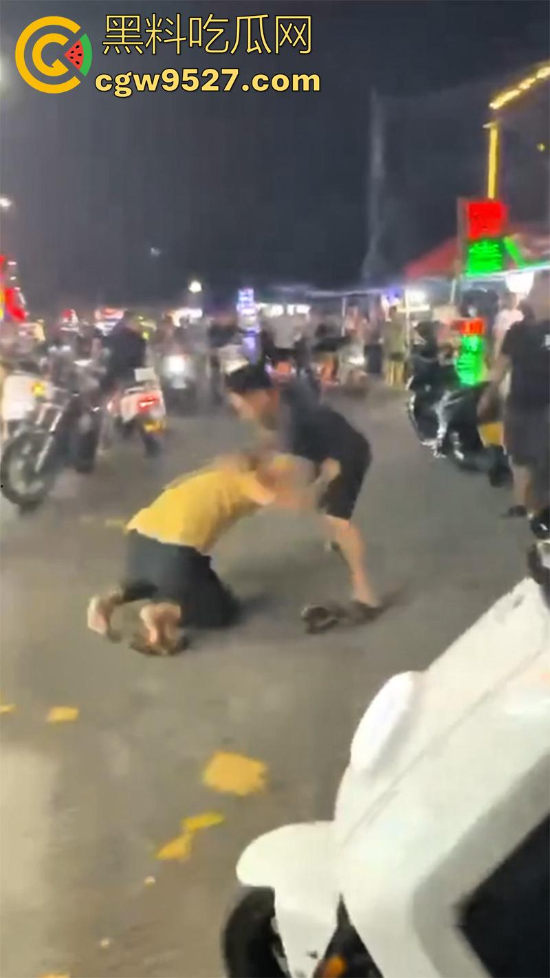 潮汕两男子打架，因车辆剐蹭疯狂对骂，下车互殴以为是王者，结果却是俩青铜，一顿出招未伤分毫！  第4张