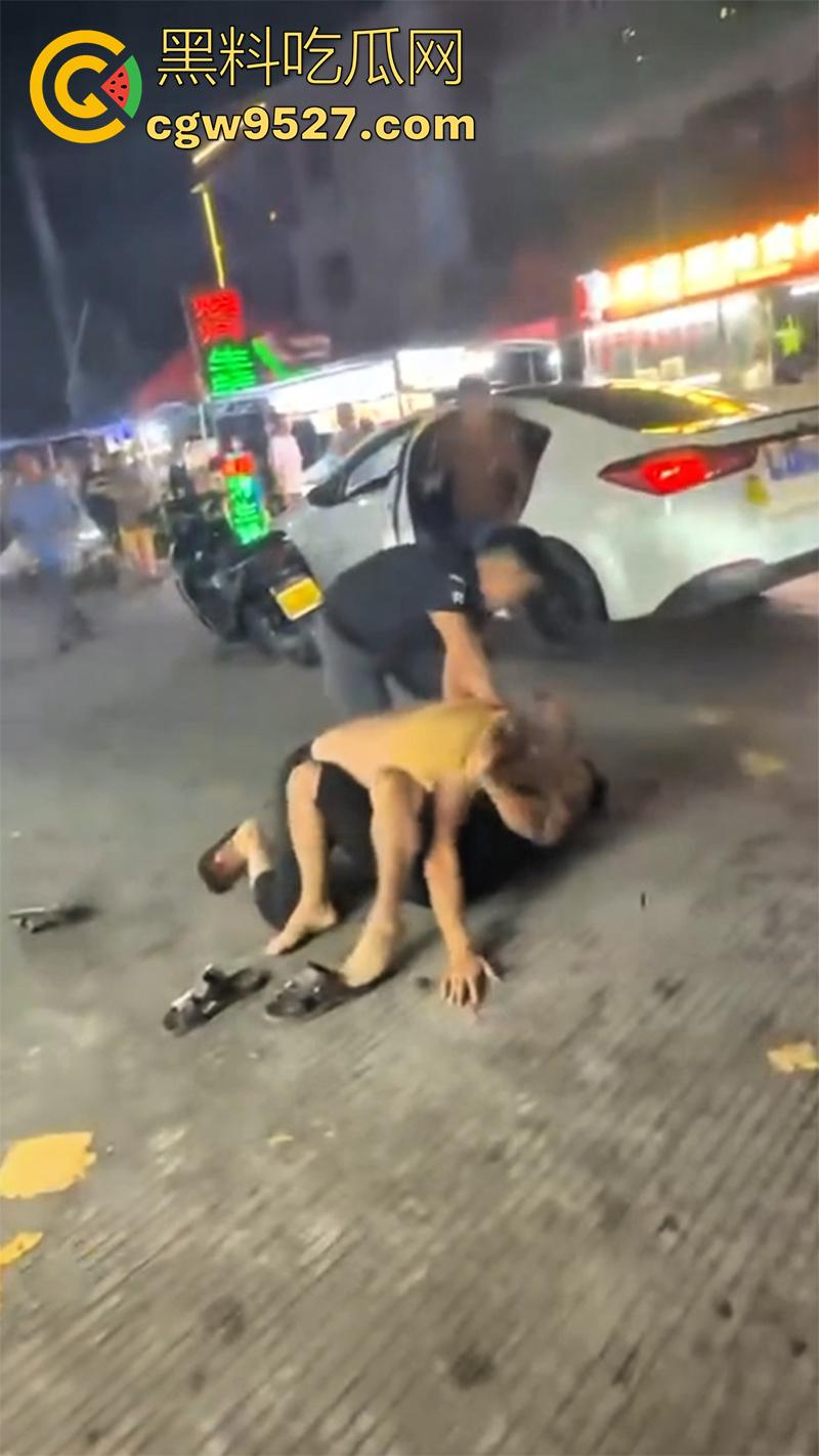 潮汕两男子打架，因车辆剐蹭疯狂对骂，下车互殴以为是王者，结果却是俩青铜，一顿出招未伤分毫！  第5张