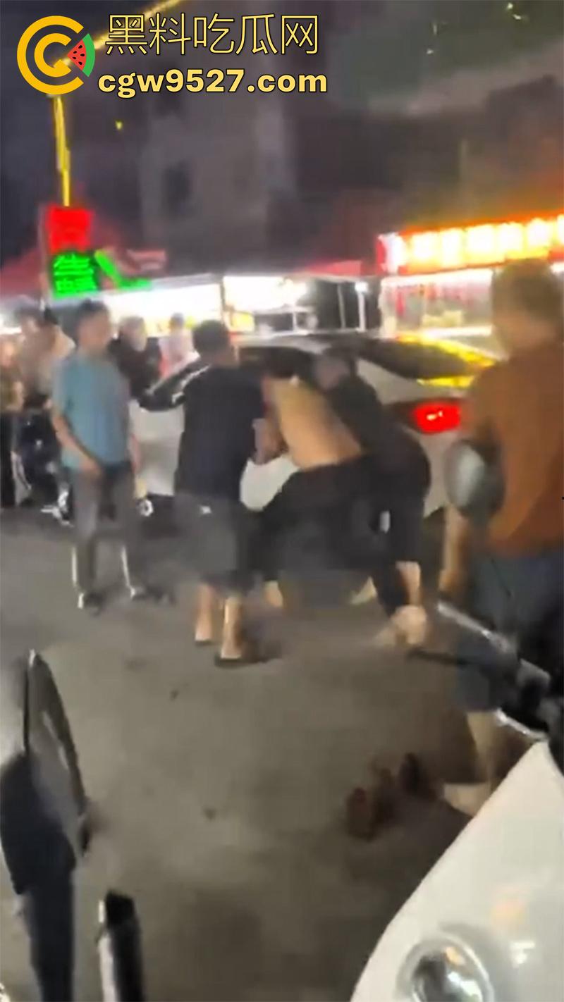 潮汕两男子打架，因车辆剐蹭疯狂对骂，下车互殴以为是王者，结果却是俩青铜，一顿出招未伤分毫！  第7张