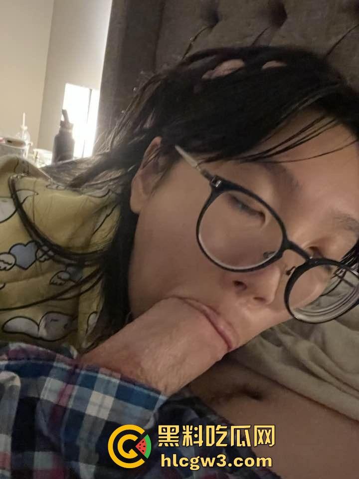 美国留学生眼镜反差婊【杰西】疯狂口爆巨根，满脸享受直呼洋人的屌最好吃！  第1张