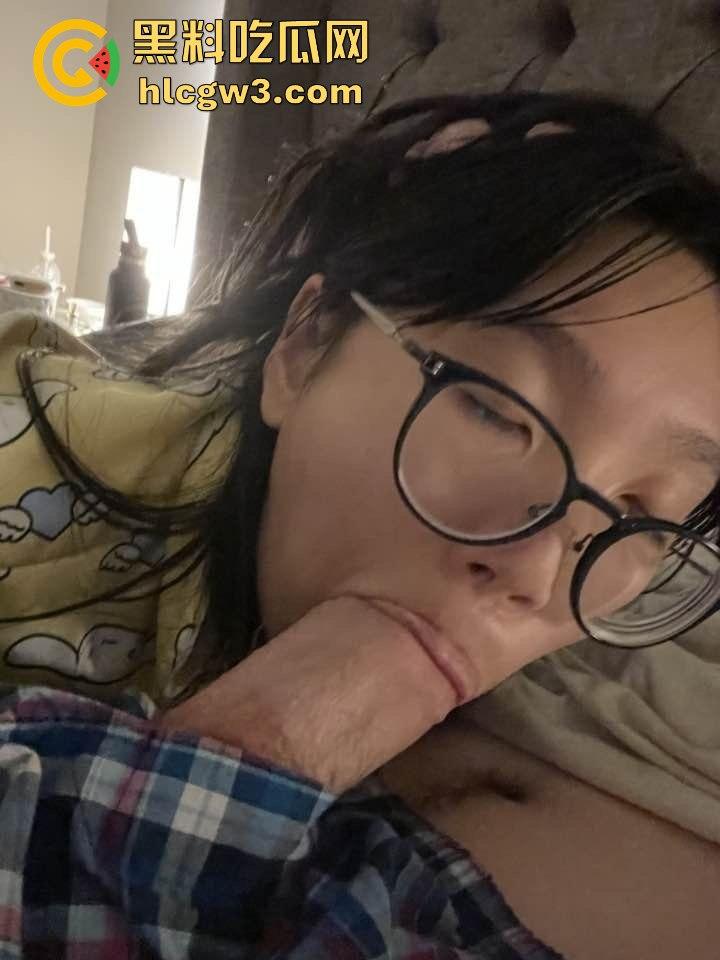 美国留学生眼镜反差婊【杰西】疯狂口爆巨根，满脸享受直呼洋人的屌最好吃！  第3张