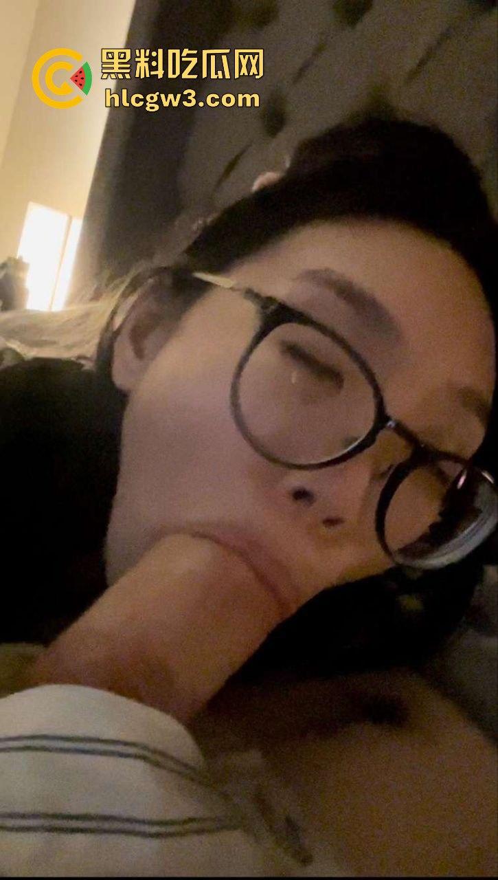 美国留学生眼镜反差婊【杰西】疯狂口爆巨根，满脸享受直呼洋人的屌最好吃！  第6张