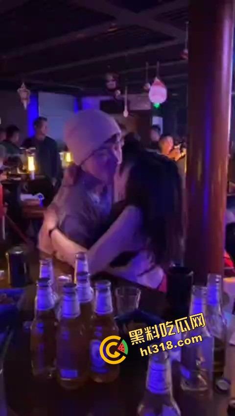 单身狗夜店必修课,喝醉勾搭人妻偷吃人妻鲍鱼,淫男乱女嗨翻全场,极致放荡夜生活曝光! 第1张 单身狗夜店必修课,喝醉勾搭人妻偷吃人妻鲍鱼,淫男乱女嗨翻全场,极致放荡夜生活曝光! 第1张