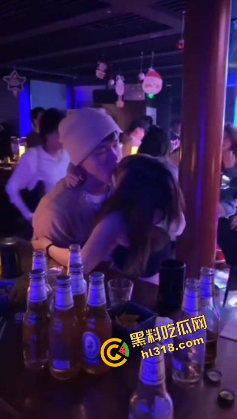 单身狗夜店必修课,喝醉勾搭人妻偷吃人妻鲍鱼,淫男乱女嗨翻全场,极致放荡夜生活曝光! 第2张 单身狗夜店必修课,喝醉勾搭人妻偷吃人妻鲍鱼,淫男乱女嗨翻全场,极致放荡夜生活曝光! 第2张