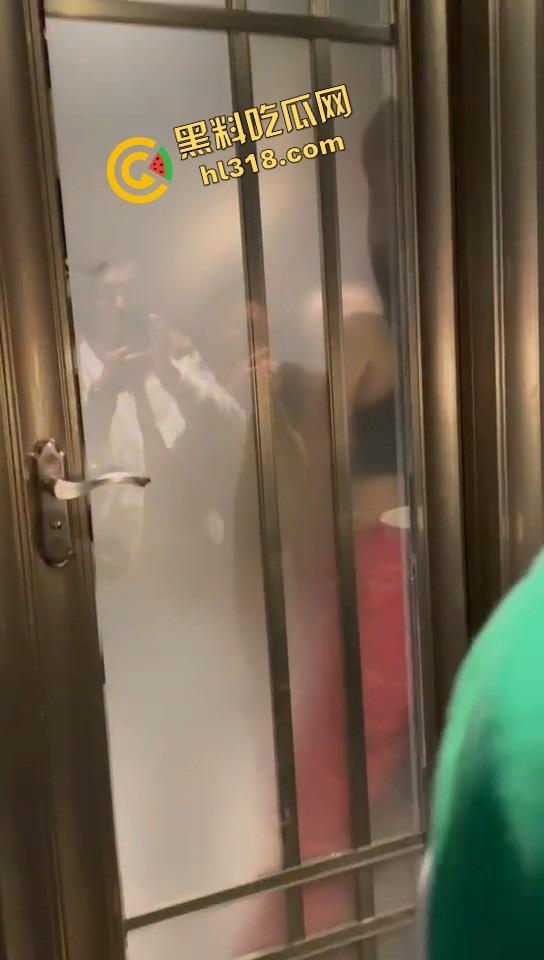 单身狗夜店必修课,喝醉勾搭人妻偷吃人妻鲍鱼,淫男乱女嗨翻全场,极致放荡夜生活曝光! 第12张 单身狗夜店必修课,喝醉勾搭人妻偷吃人妻鲍鱼,淫男乱女嗨翻全场,极致放荡夜生活曝光! 第12张