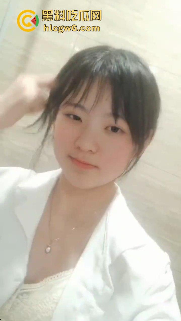 贵州财经大学商务英语大一学生【常雪】私密视频流出!想不到私下是巨乳白虎 第5张 贵州财经大学商务英语大一学生【常雪】私密视频流出!想不到私下是巨乳白虎 第5张