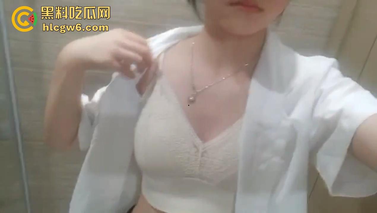 贵州财经大学商务英语大一学生【常雪】私密视频流出!想不到私下是巨乳白虎 第8张 贵州财经大学商务英语大一学生【常雪】私密视频流出!想不到私下是巨乳白虎 第8张