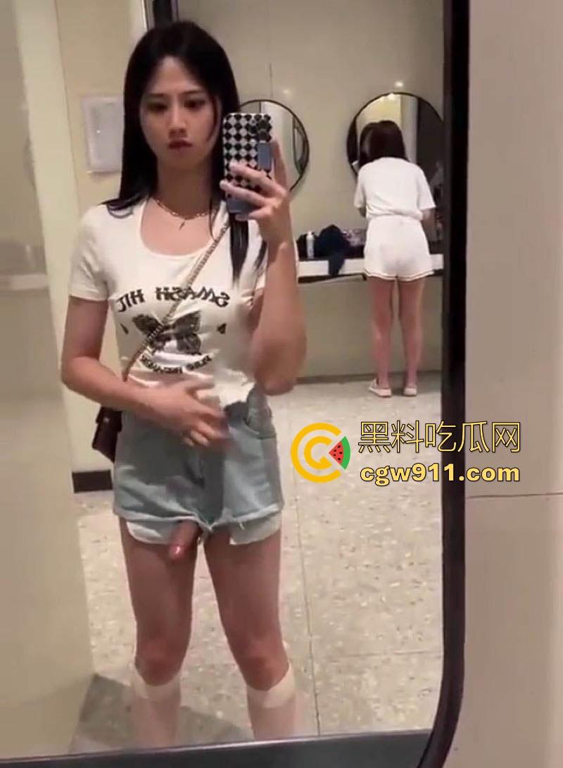 女装大佬挑战女厕所撸屌！清秀妆容下暗藏巨屌，当众对镜自慰喷射，巨屌一亮，瞬间颠覆三观！  第4张
