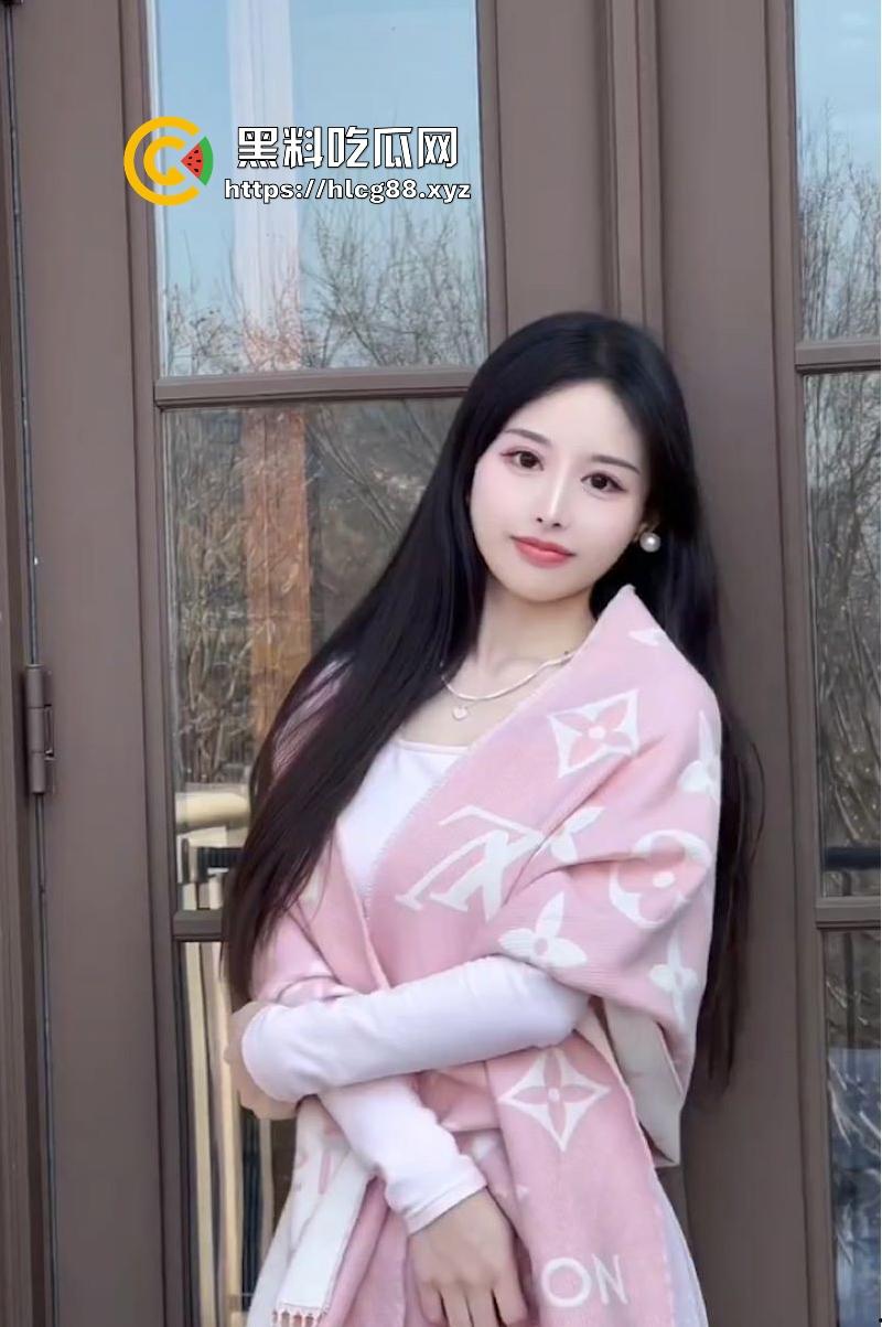 高颜值性感御姐【林晓怡】出轨被老公曝光视频，酒店情趣黑丝跳蛋调教 大屌直插花蕊，操的骚鸡淫叫连连！  第1张