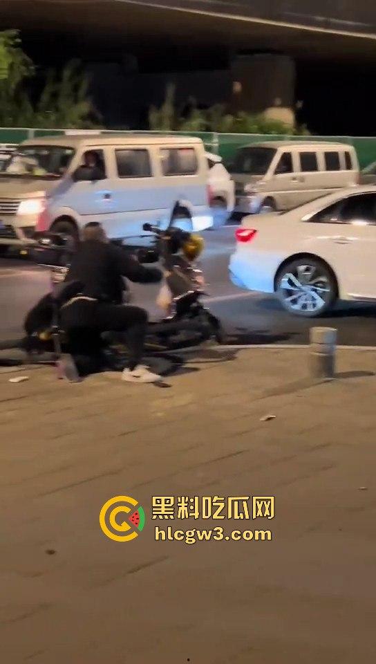 福州酒懵子喝酒喝得发疯，怼孩子当出气筒，要是孩子有刀估计当天就直接火化  第4张