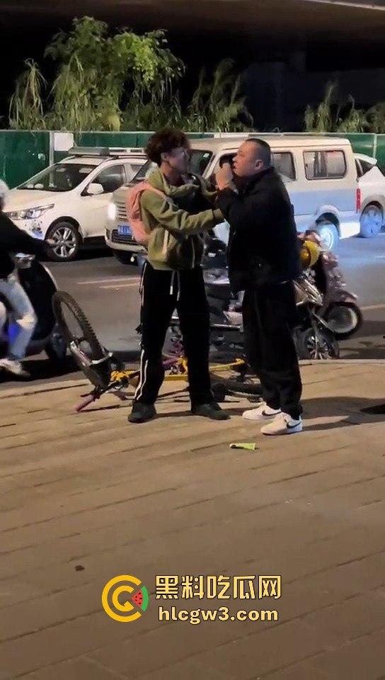 福州酒懵子喝酒喝得发疯，怼孩子当出气筒，要是孩子有刀估计当天就直接火化  第5张