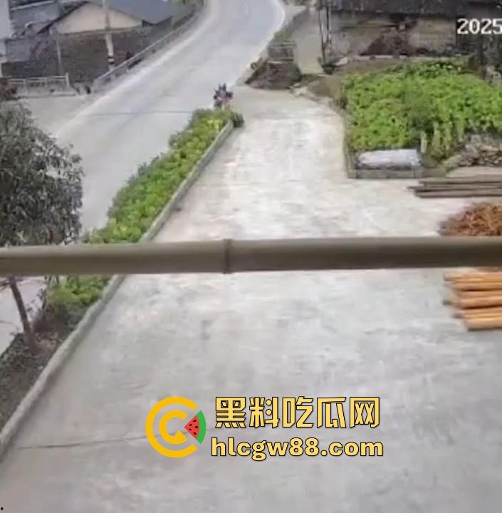 没煮你饭啊!你怎么就怎么就这么自来熟呀?飞车党直飞大爷家 坐等开饭 只见其车不见其人。 第1张 没煮你饭啊!你怎么就怎么就这么自来熟呀?飞车党直飞大爷家 坐等开饭 只见其车不见其人。 第1张