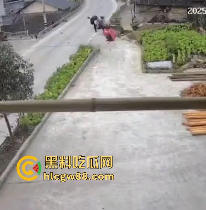 没煮你饭啊!你怎么就怎么就这么自来熟呀?飞车党直飞大爷家 坐等开饭 只见其车不见其人。 第2张 没煮你饭啊!你怎么就怎么就这么自来熟呀?飞车党直飞大爷家 坐等开饭 只见其车不见其人。 第2张