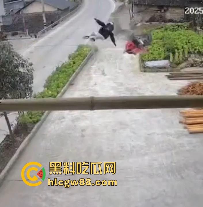 没煮你饭啊!你怎么就怎么就这么自来熟呀?飞车党直飞大爷家 坐等开饭 只见其车不见其人。 第3张 没煮你饭啊!你怎么就怎么就这么自来熟呀?飞车党直飞大爷家 坐等开饭 只见其车不见其人。 第3张