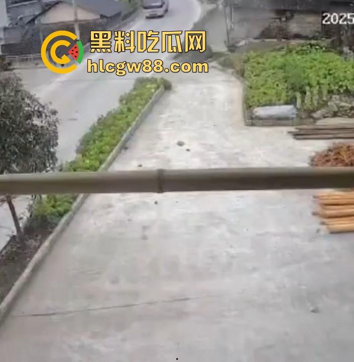 没煮你饭啊!你怎么就怎么就这么自来熟呀?飞车党直飞大爷家 坐等开饭 只见其车不见其人。 第4张 没煮你饭啊!你怎么就怎么就这么自来熟呀?飞车党直飞大爷家 坐等开饭 只见其车不见其人。 第4张