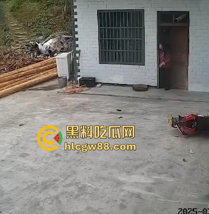 没煮你饭啊!你怎么就怎么就这么自来熟呀?飞车党直飞大爷家 坐等开饭 只见其车不见其人。 第10张 没煮你饭啊!你怎么就怎么就这么自来熟呀?飞车党直飞大爷家 坐等开饭 只见其车不见其人。 第10张