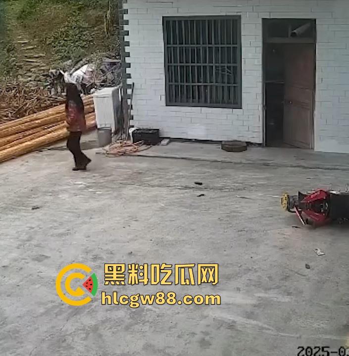 没煮你饭啊!你怎么就怎么就这么自来熟呀?飞车党直飞大爷家 坐等开饭 只见其车不见其人。 第11张 没煮你饭啊!你怎么就怎么就这么自来熟呀?飞车党直飞大爷家 坐等开饭 只见其车不见其人。 第11张