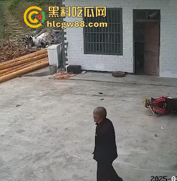 没煮你饭啊!你怎么就怎么就这么自来熟呀?飞车党直飞大爷家 坐等开饭 只见其车不见其人。 第13张 没煮你饭啊!你怎么就怎么就这么自来熟呀?飞车党直飞大爷家 坐等开饭 只见其车不见其人。 第13张