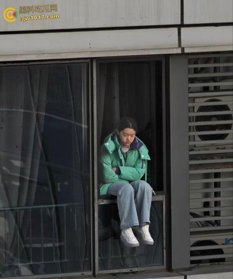 河北石家庄绿衣少女跳楼，警察劝说4个小时无果竟然跑去吃饭，少女觉得自己根本不受重视，竟然直接纵深一跃！  第2张