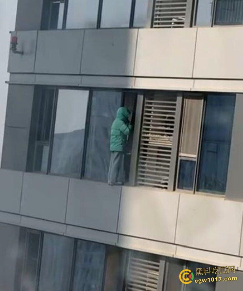 河北石家庄绿衣少女跳楼，警察劝说4个小时无果竟然跑去吃饭，少女觉得自己根本不受重视，竟然直接纵深一跃！  第3张