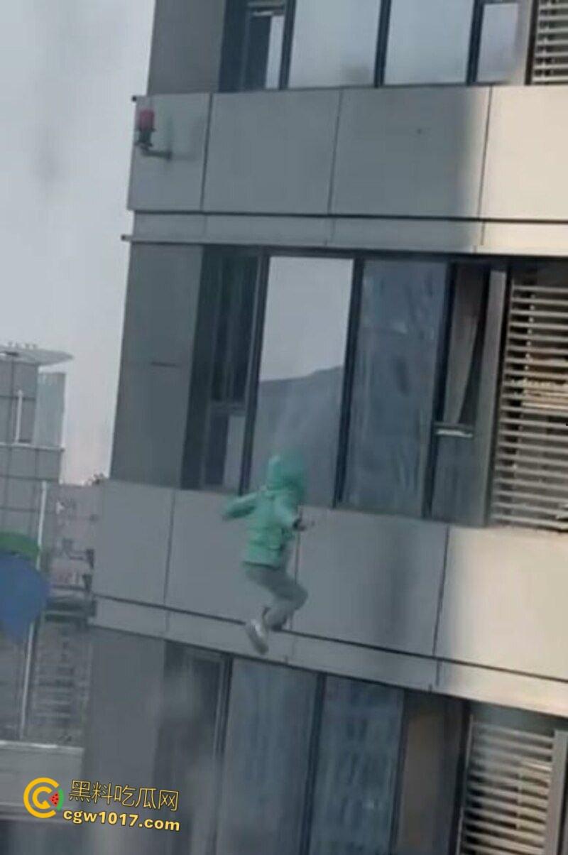 河北石家庄绿衣少女跳楼，警察劝说4个小时无果竟然跑去吃饭，少女觉得自己根本不受重视，竟然直接纵深一跃！  第4张