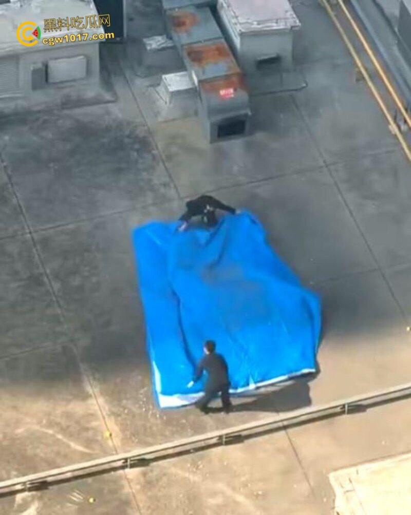 河北石家庄绿衣少女跳楼，警察劝说4个小时无果竟然跑去吃饭，少女觉得自己根本不受重视，竟然直接纵深一跃！  第6张