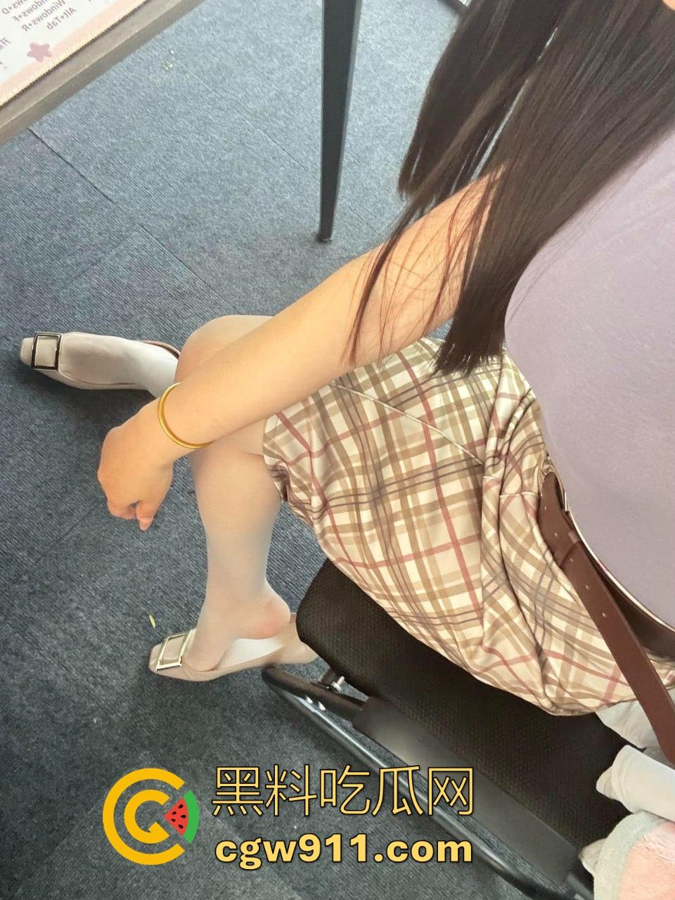 网恋半年的和平精英网友终于奔现啦！二话没说见面就是插，这妹子做爱期间也不浪费时间开一把！  第3张