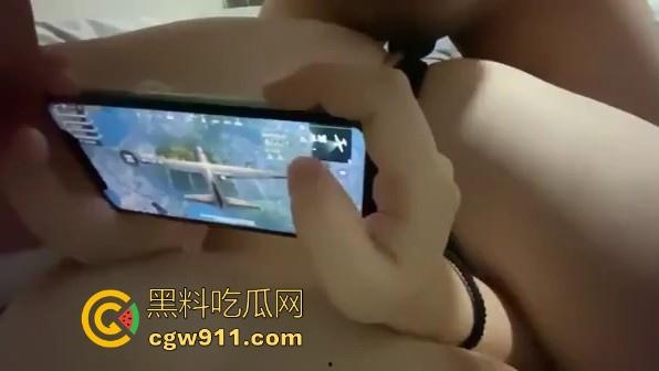 网恋半年的和平精英网友终于奔现啦！二话没说见面就是插，这妹子做爱期间也不浪费时间开一把！  第7张