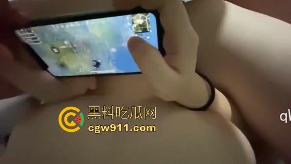 网恋半年的和平精英网友终于奔现啦！二话没说见面就是插，这妹子做爱期间也不浪费时间开一把！  第9张