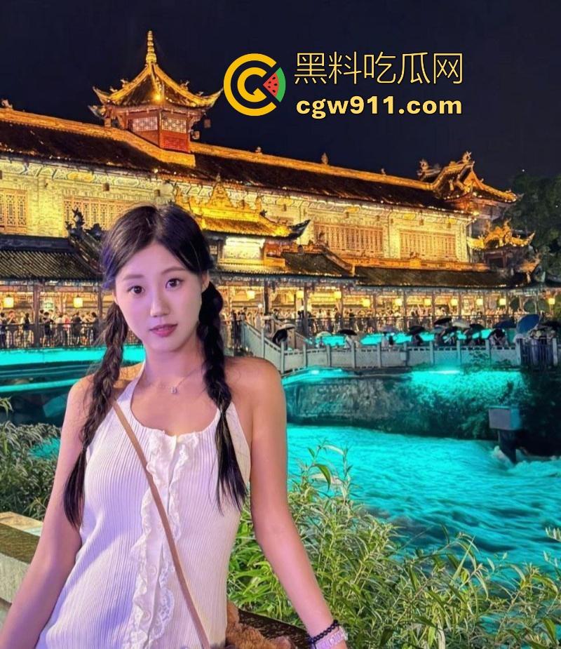 成都高颜值尤物【李曦奕】被男友双指扣穴狂插淫水四溢喷溅，口交深喉后入女上骑轮番上阵，十足的性瘾母狗！  第1张