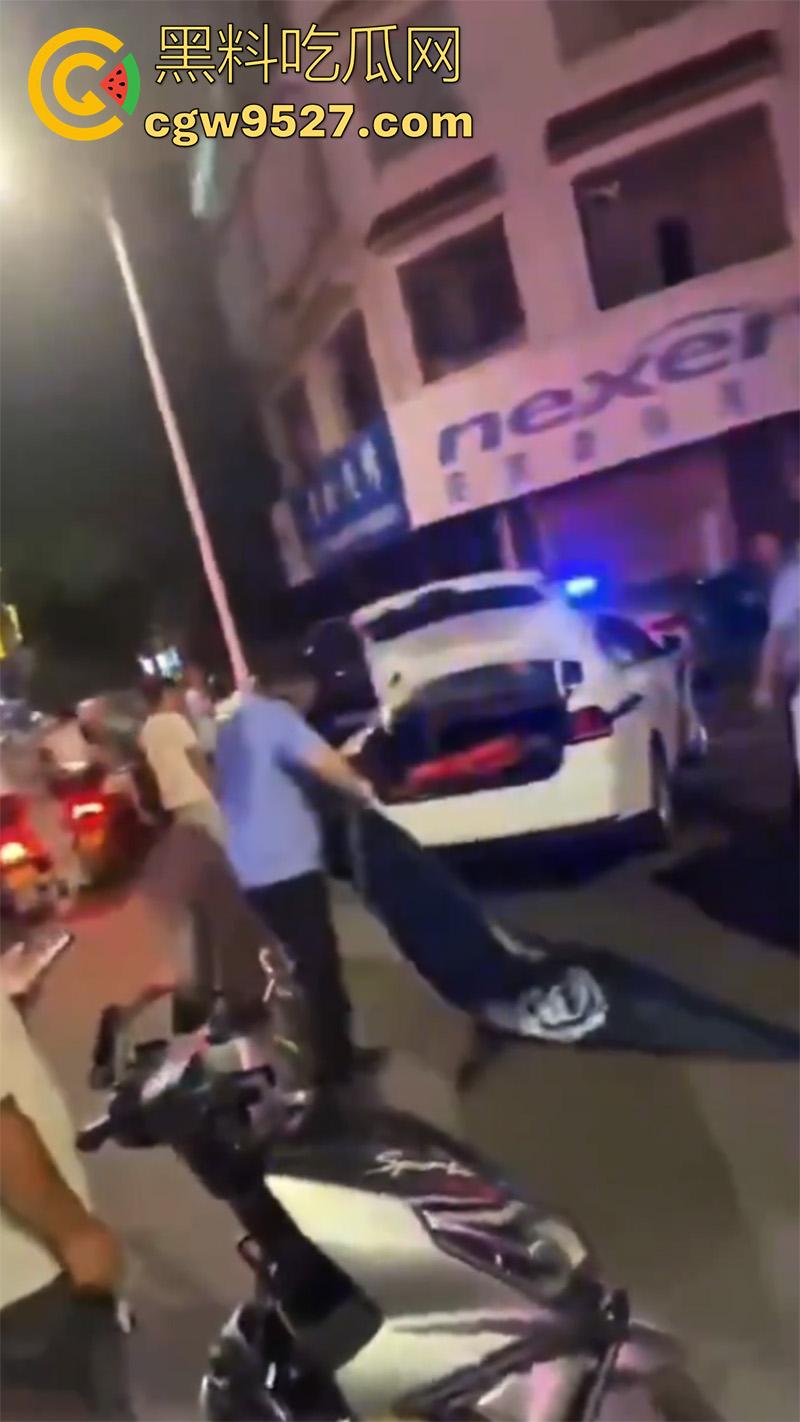 1200元引发杀身之祸，湖南新化梦梅街，一名宝马车主因不还钱，最终被人当街杀死，当老赖下场真惨啊！  第6张