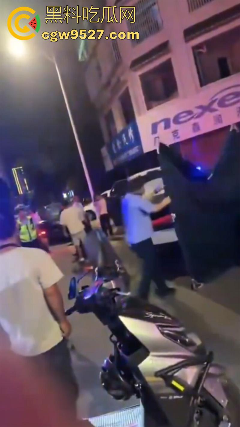 1200元引发杀身之祸，湖南新化梦梅街，一名宝马车主因不还钱，最终被人当街杀死，当老赖下场真惨啊！  第7张