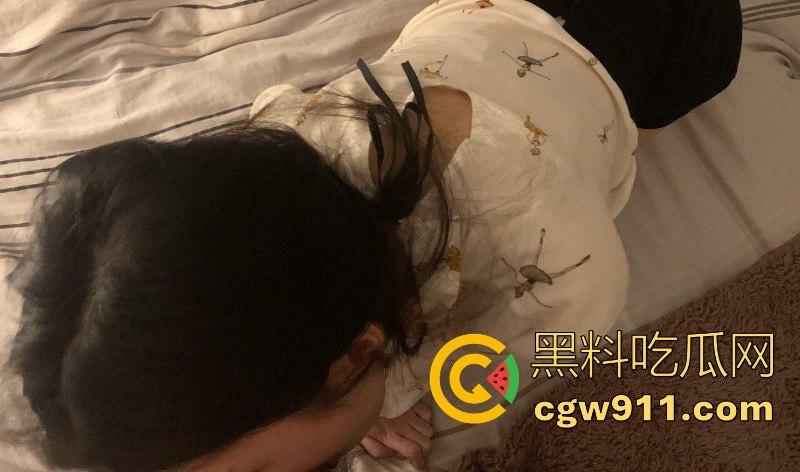 杭州工商银行职员【林语星】外表端庄职场丽人，私下肥臀美腿反差，跪地口交舔蛋，无套后入猛操蜜穴！  第3张