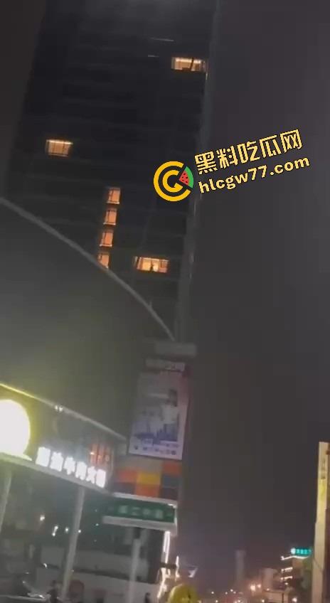 成都环球中心情侣不拉窗帘打野战，光着身子对着窗外狂操，现场直播皮影戏，爽到飞起！  第5张