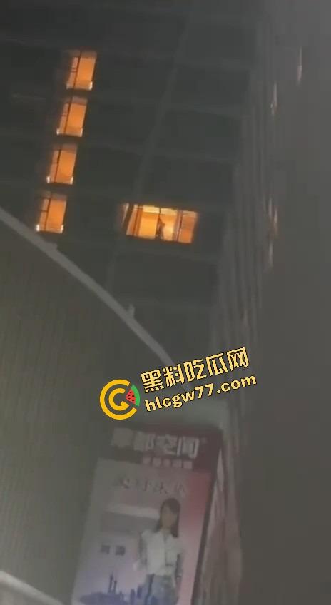 成都环球中心情侣不拉窗帘打野战，光着身子对着窗外狂操，现场直播皮影戏，爽到飞起！  第6张