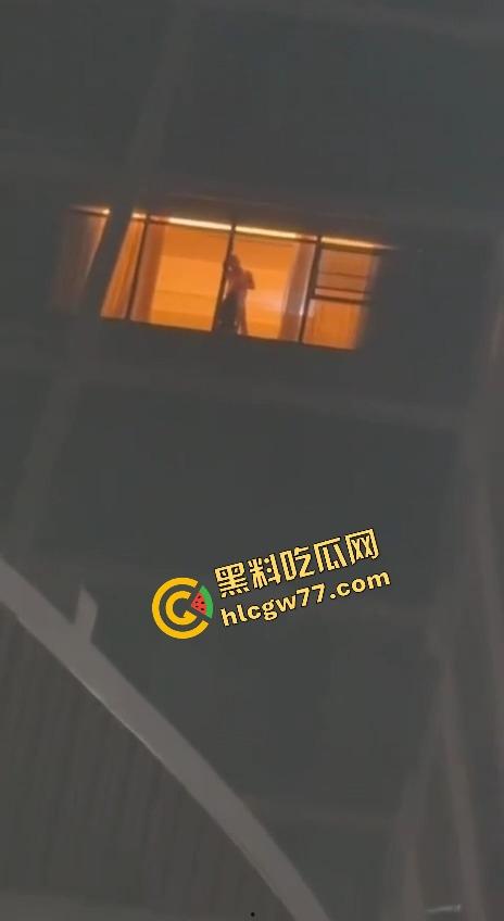 成都环球中心情侣不拉窗帘打野战，光着身子对着窗外狂操，现场直播皮影戏，爽到飞起！  第7张