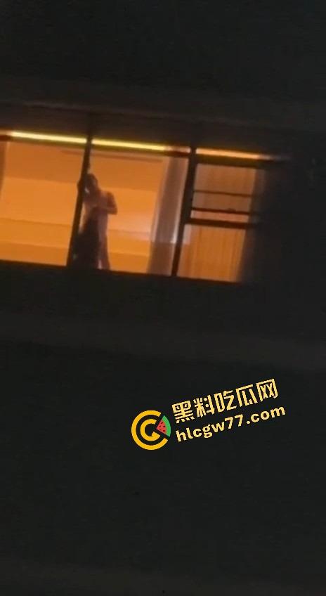 成都环球中心情侣不拉窗帘打野战，光着身子对着窗外狂操，现场直播皮影戏，爽到飞起！  第9张