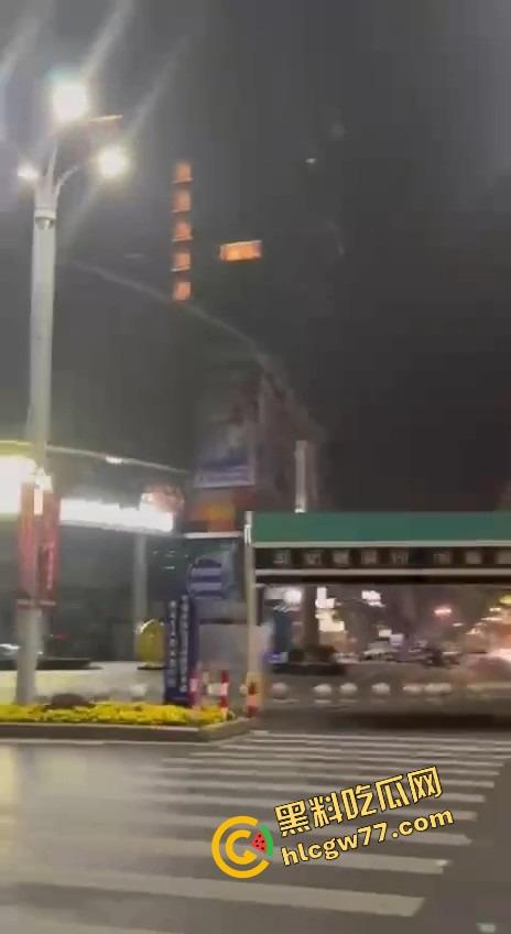 成都环球中心情侣不拉窗帘打野战，光着身子对着窗外狂操，现场直播皮影戏，爽到飞起！  第10张