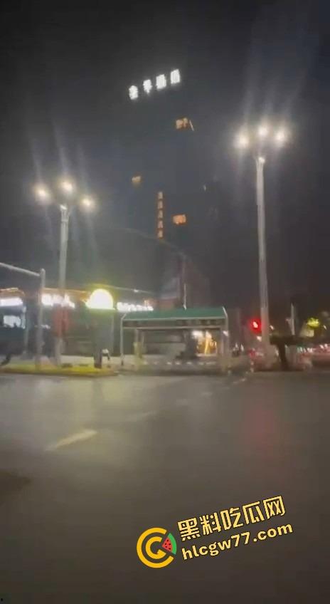 成都环球中心情侣不拉窗帘打野战，光着身子对着窗外狂操，现场直播皮影戏，爽到飞起！  第11张