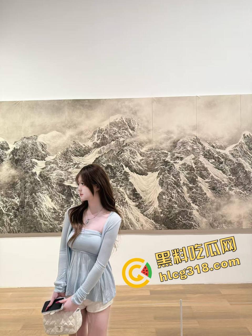 四个骚货互舔互抠开淫趴，四人舌吻湿成一片，鲍鱼对鲍鱼口水拉丝舔到崩溃，黏液四溅我选开胶！  第1张