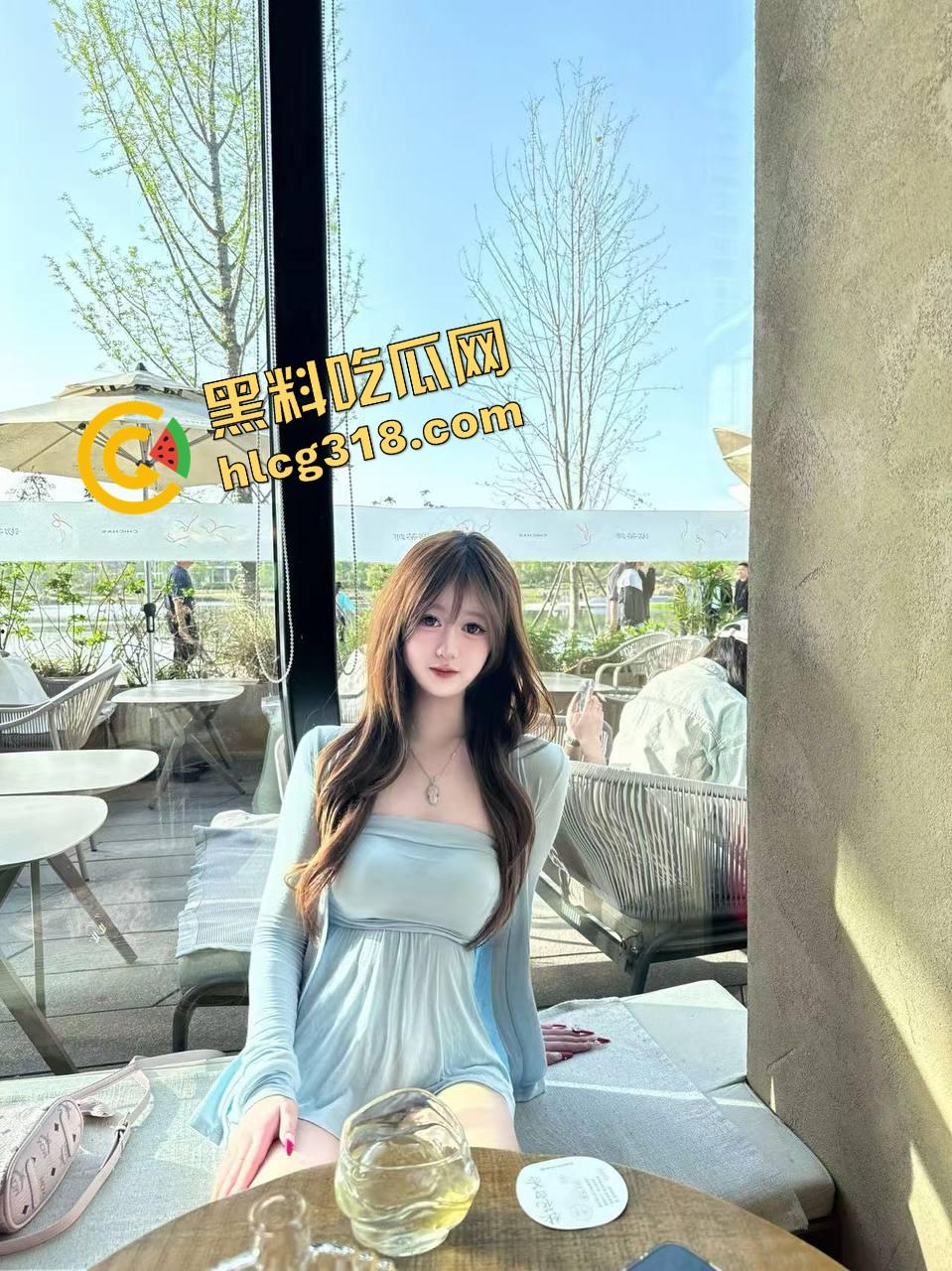 四个骚货互舔互抠开淫趴，四人舌吻湿成一片，鲍鱼对鲍鱼口水拉丝舔到崩溃，黏液四溅我选开胶！  第4张