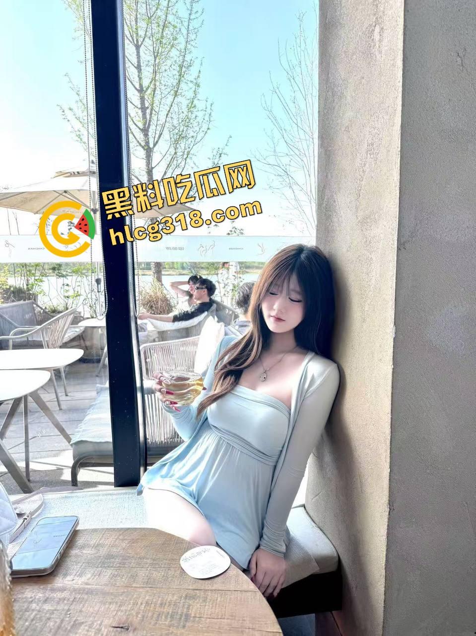 四个骚货互舔互抠开淫趴，四人舌吻湿成一片，鲍鱼对鲍鱼口水拉丝舔到崩溃，黏液四溅我选开胶！  第5张