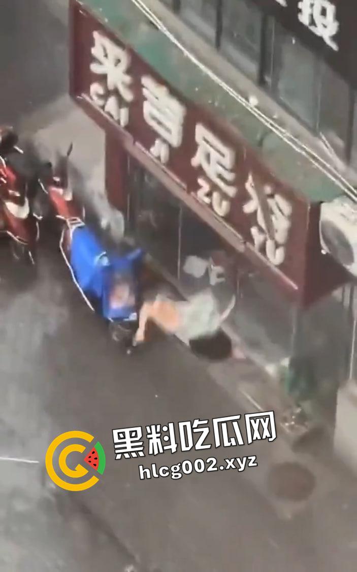 湖北少妇足浴店偷情被捉奸在床 内裤都来不及穿被逼上窗台 从三楼坠落 现场视频流出  第1张