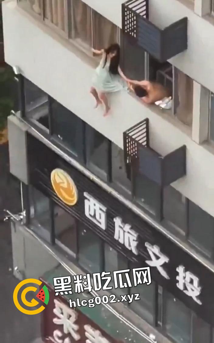 湖北少妇足浴店偷情被捉奸在床 内裤都来不及穿被逼上窗台 从三楼坠落 现场视频流出  第2张