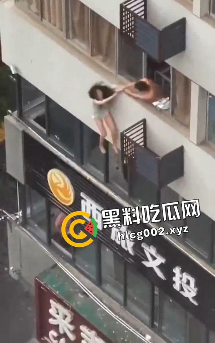 湖北少妇足浴店偷情被捉奸在床 内裤都来不及穿被逼上窗台 从三楼坠落 现场视频流出  第3张