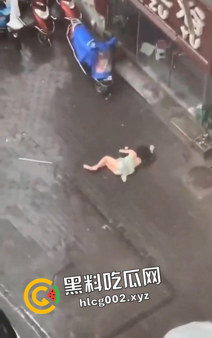 湖北少妇足浴店偷情被捉奸在床 内裤都来不及穿被逼上窗台 从三楼坠落 现场视频流出  第4张