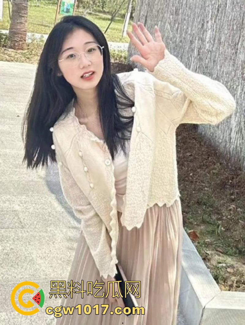 湖北科技学院【霍西梅】，娇嫩性感眼镜妹，酒店约炮主动骑乘抽插，视频被男同学售卖流出，戴眼镜的果然最骚！  第1张