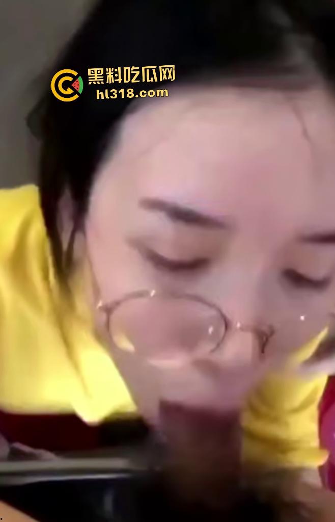 黄衣眼镜少妇吵完架后性欲大增，吵着“我错了”求饶，当场跪地要口交深喉猛干！  第6张